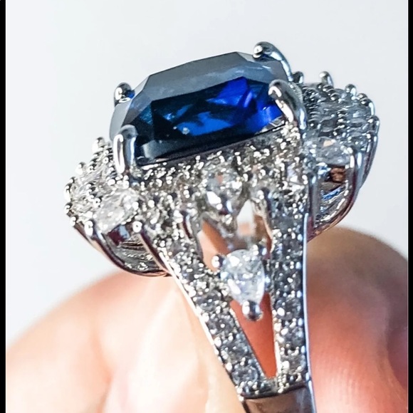 Cushion cut sapphire ring - Picture 3 of 4
